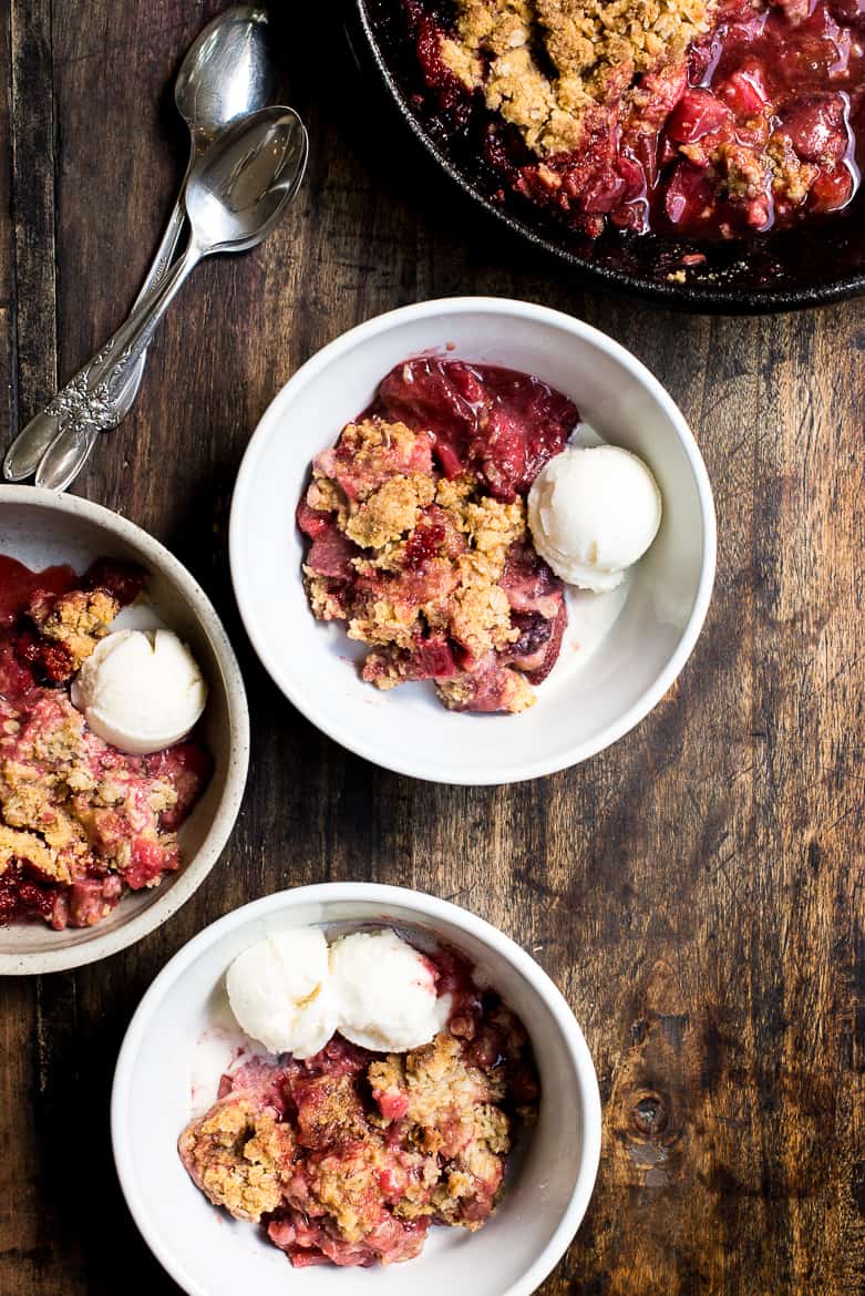 Strawberry- Rhubarb polenta crisp in bowls