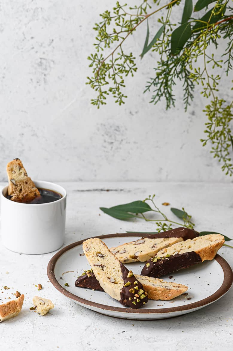 biscotti on plate with coffee