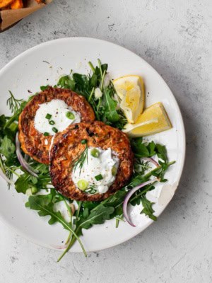 Salmon cakes with greens