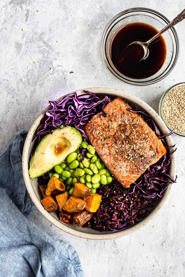 Salmon bowl with sauce 