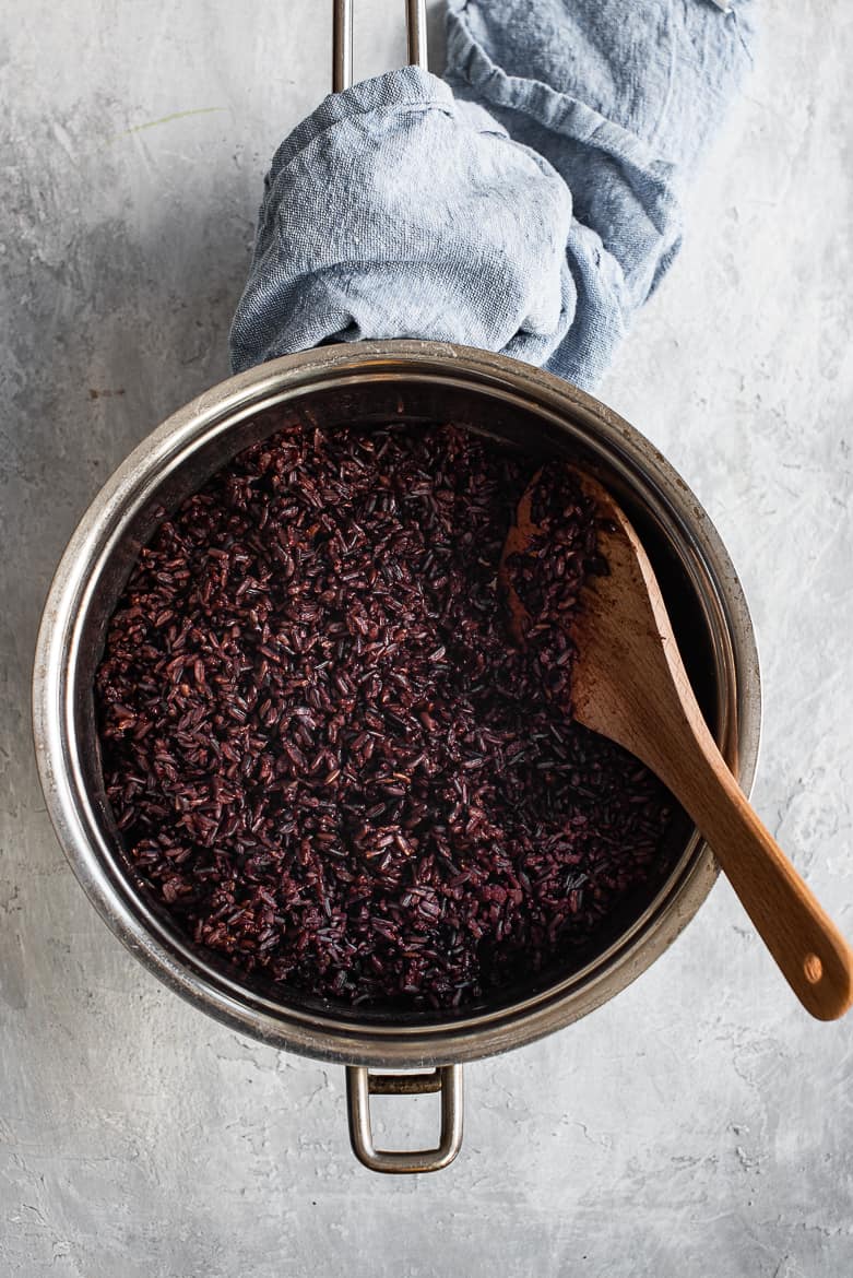 Cooked riceberry in pot