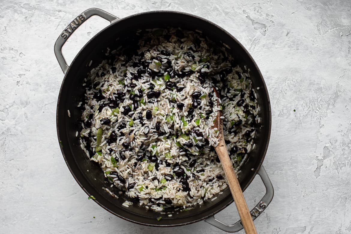 Black beans in pot with rice 