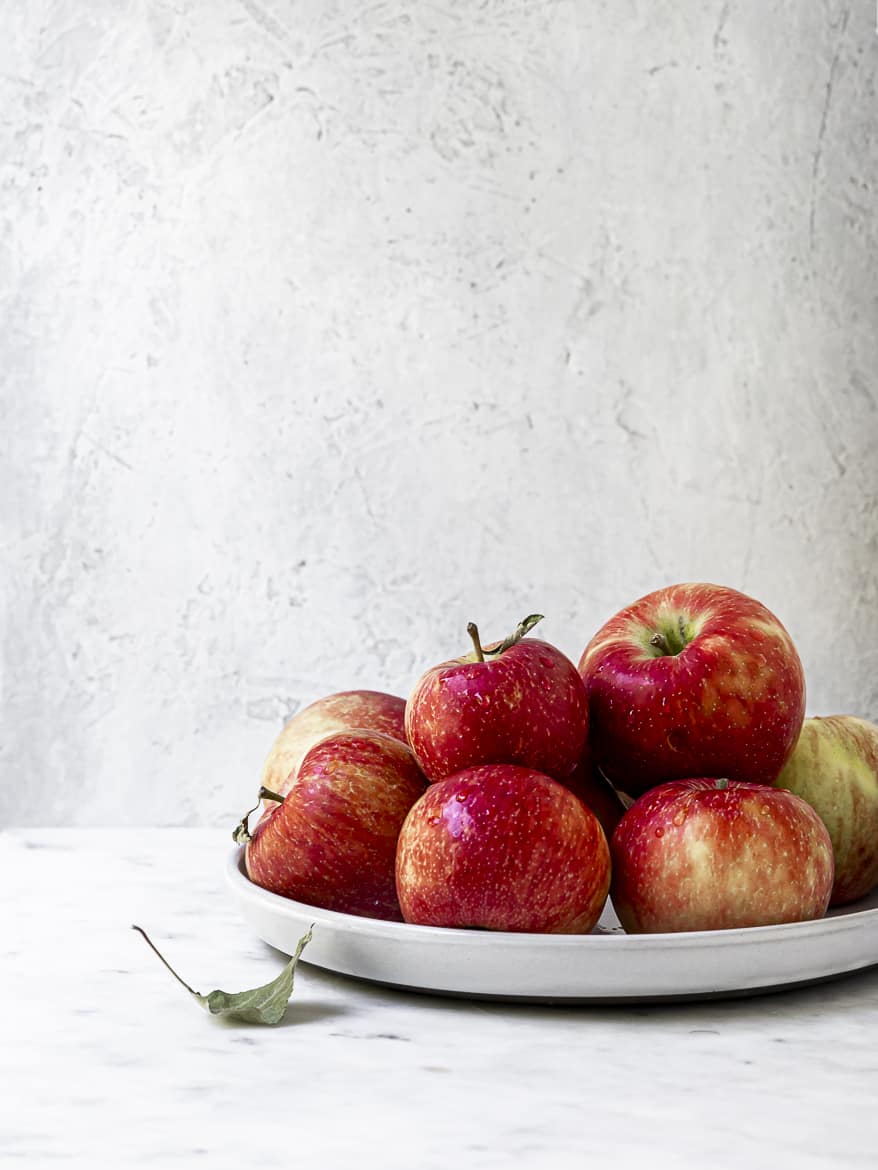 Apples in bowl