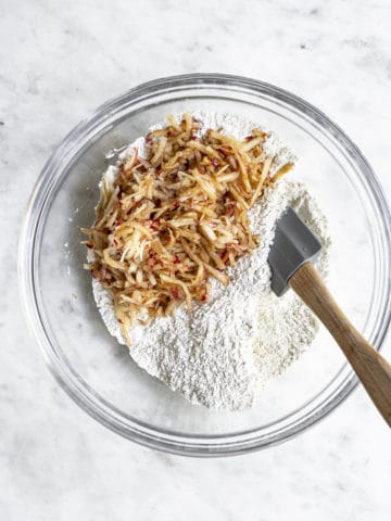 Grated apples with flour