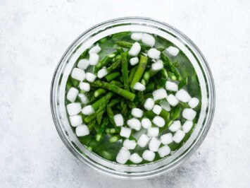 asparagus in ice water