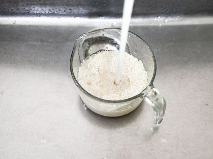 Rinsing rice in measuring cup