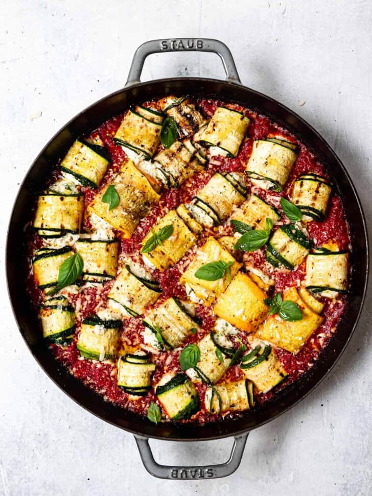 Zucchini involtini in pan with tomato sauce