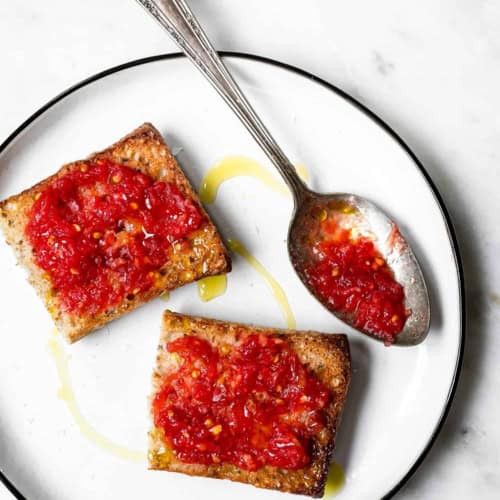Pan con tomate (Bread with tomato) on plate