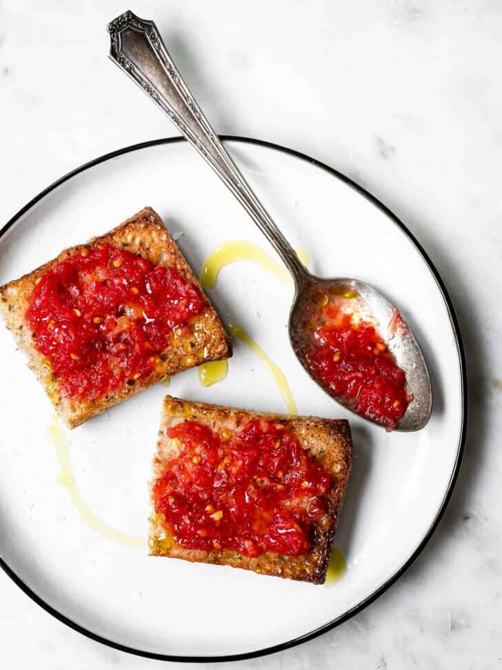 Pan con tomate (Bread with tomato) on plate 