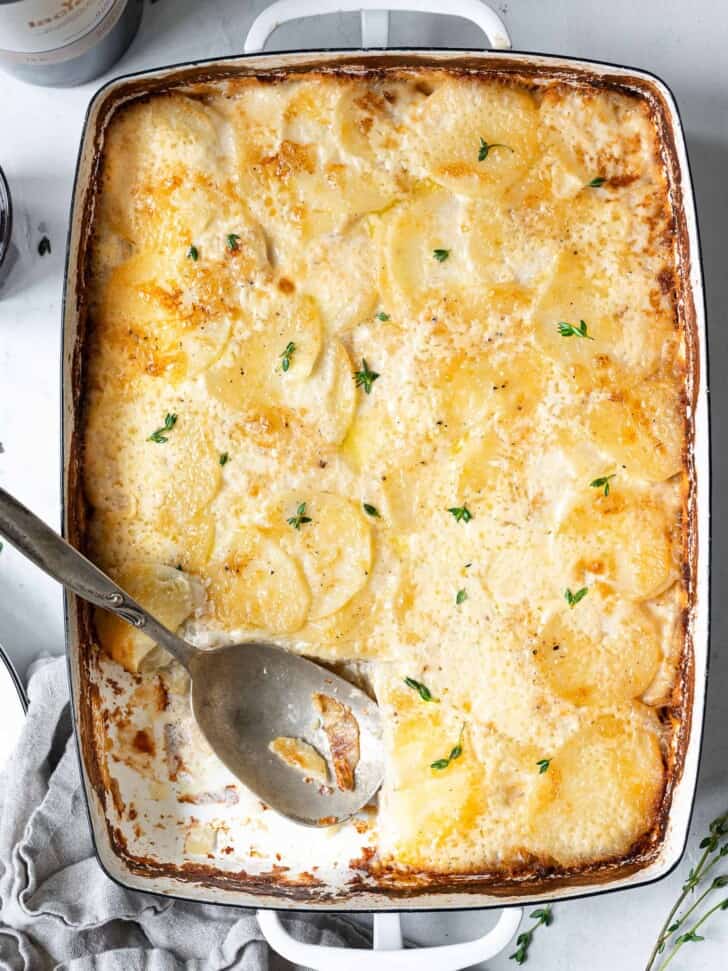 Potatoes au gratin with caramelized onions