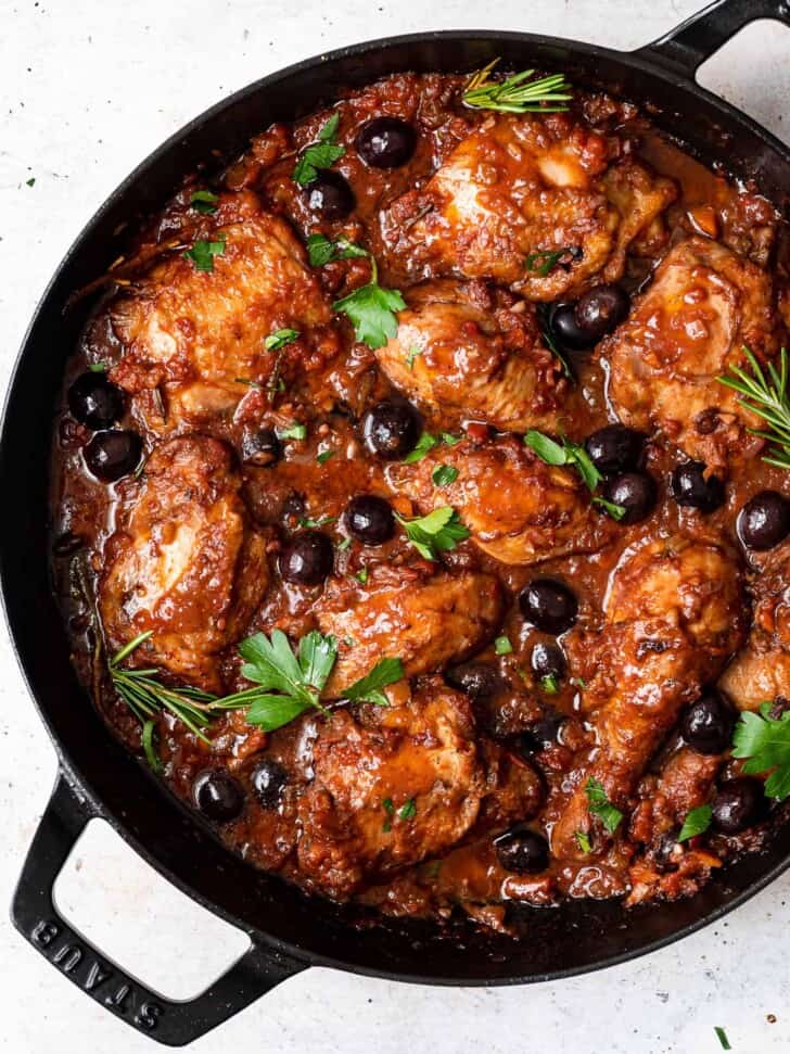 Chicken cacciatore in pan 