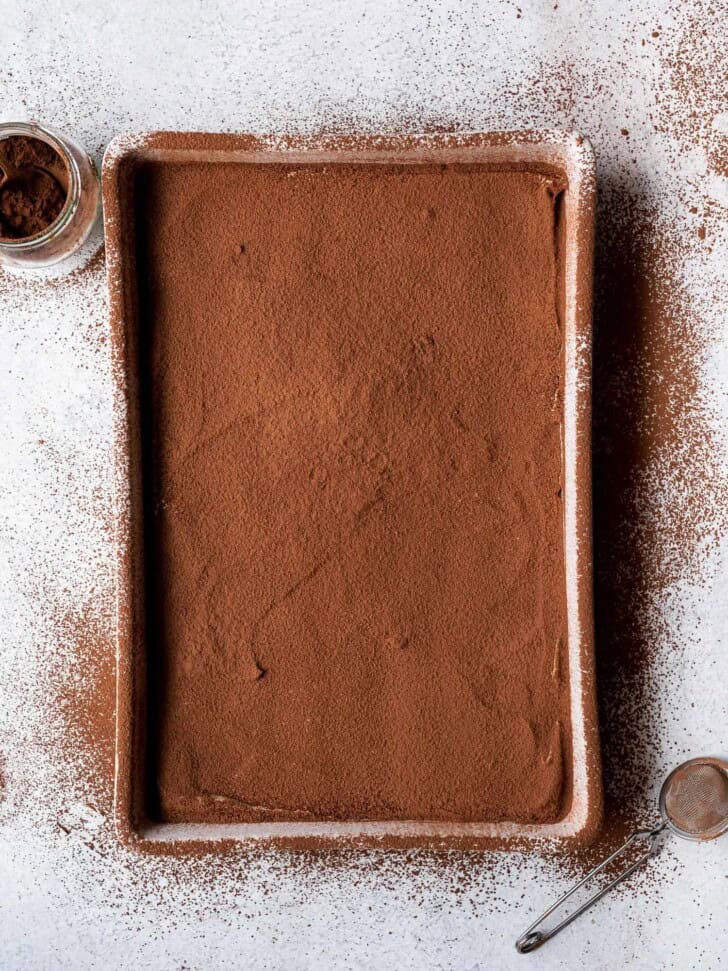 Tiramisú with cocoa powder