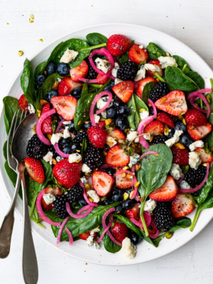 spinach berry salad with pistachios and poppyseed dressing