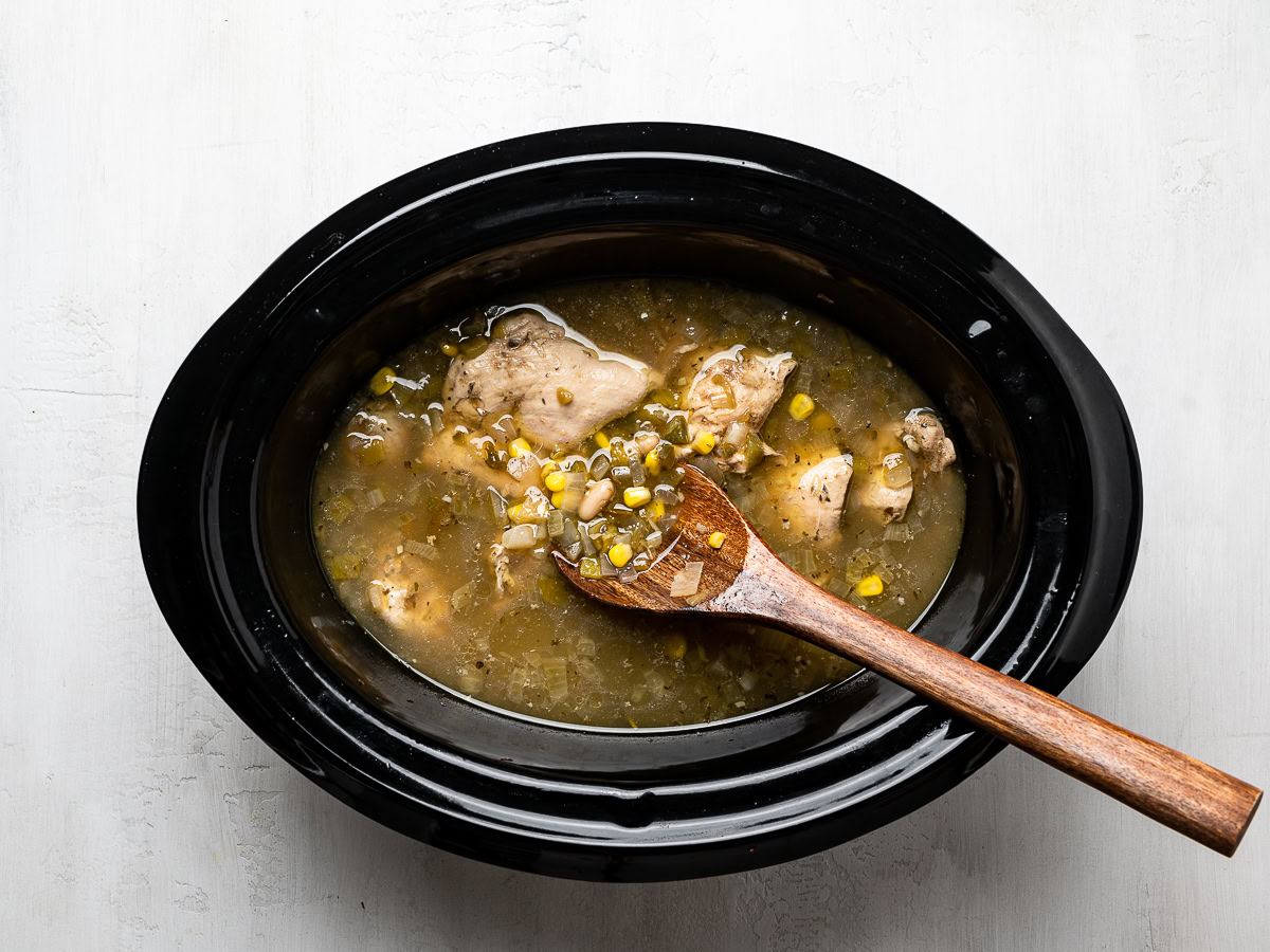 white chicken chili in slow cooker 