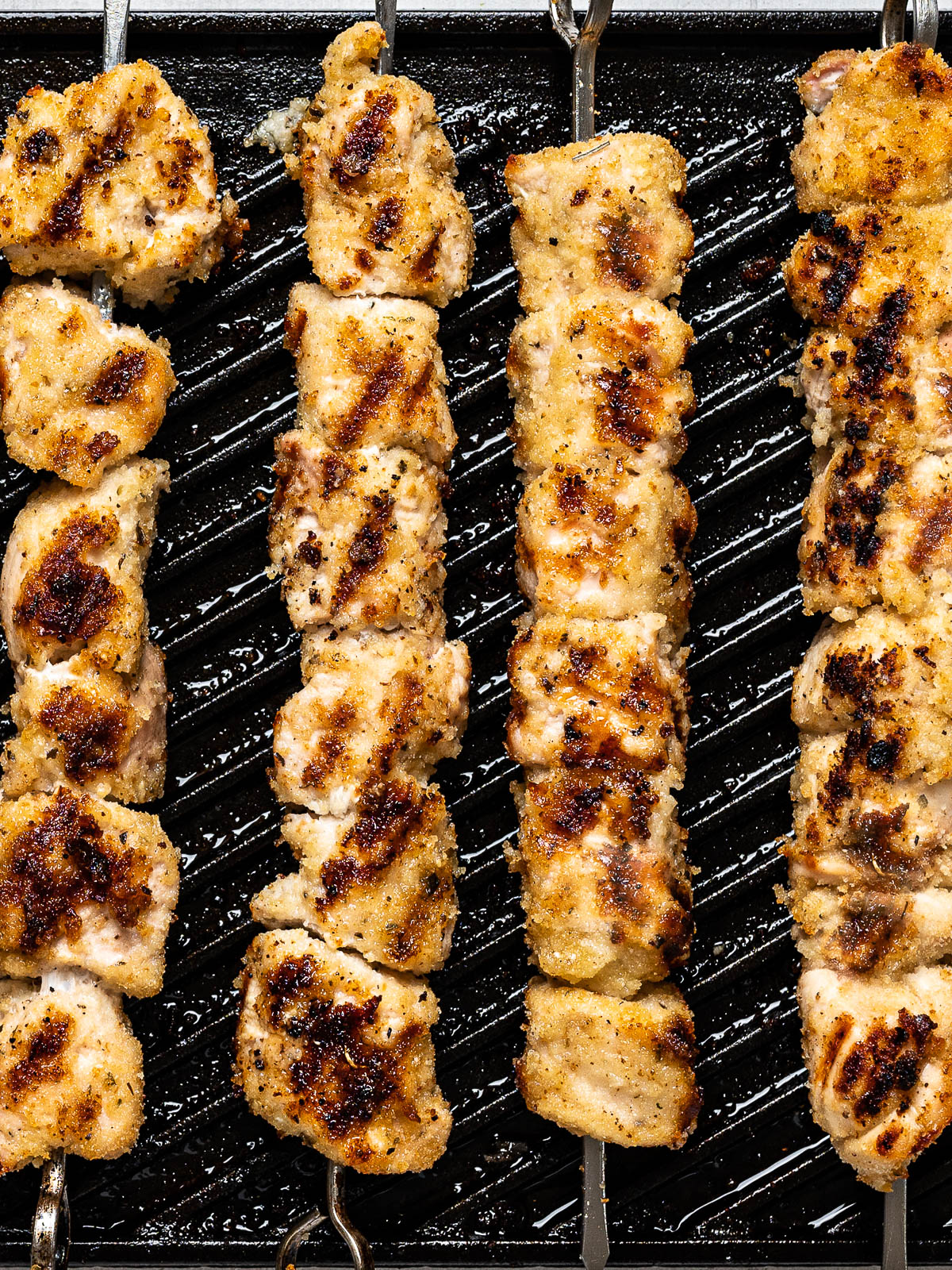 close-up of grilled chicken spiedini on grill pan