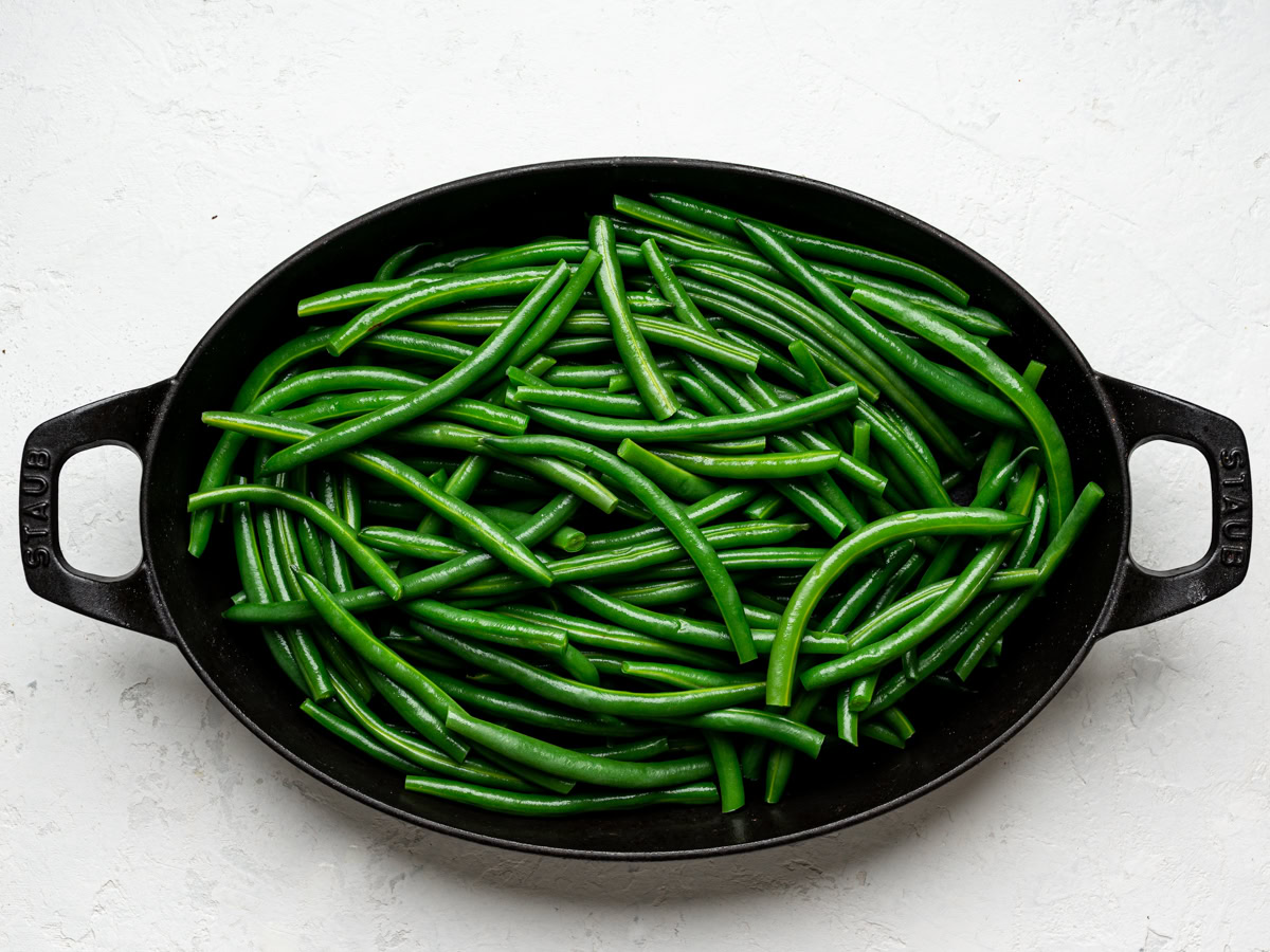 blanched green beans in black oval casserole dish