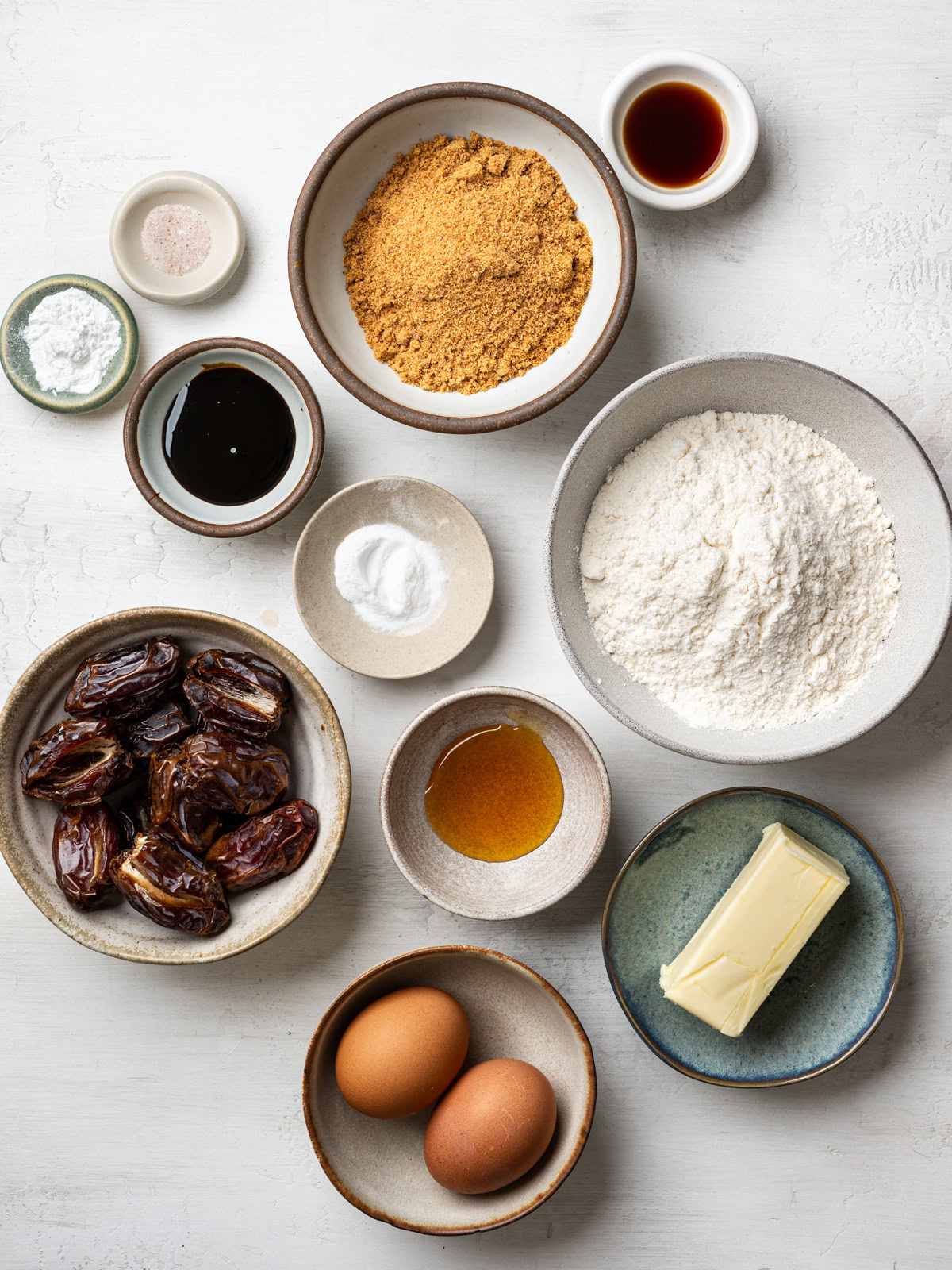 Ingredients to make the cake prepared in small bowls