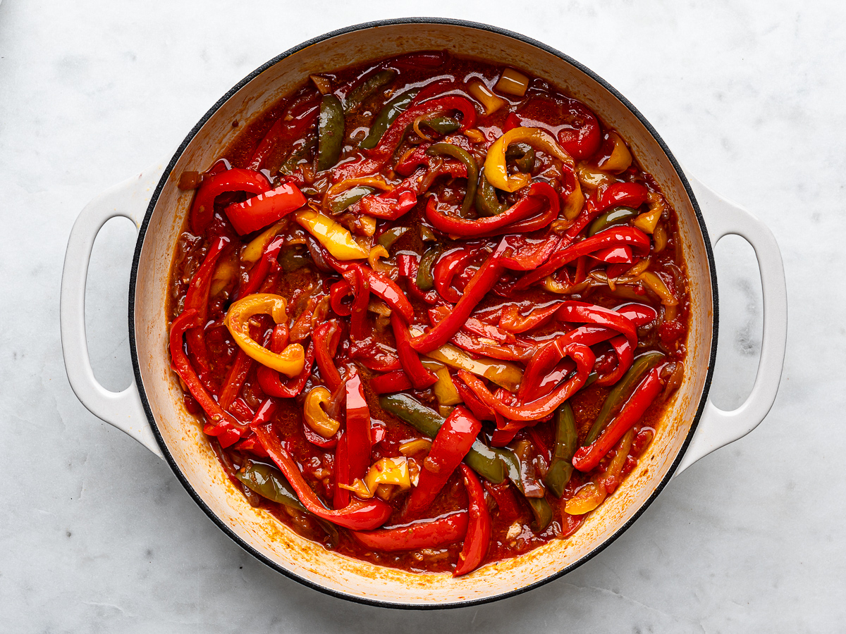 Cooked peperonata in pan.