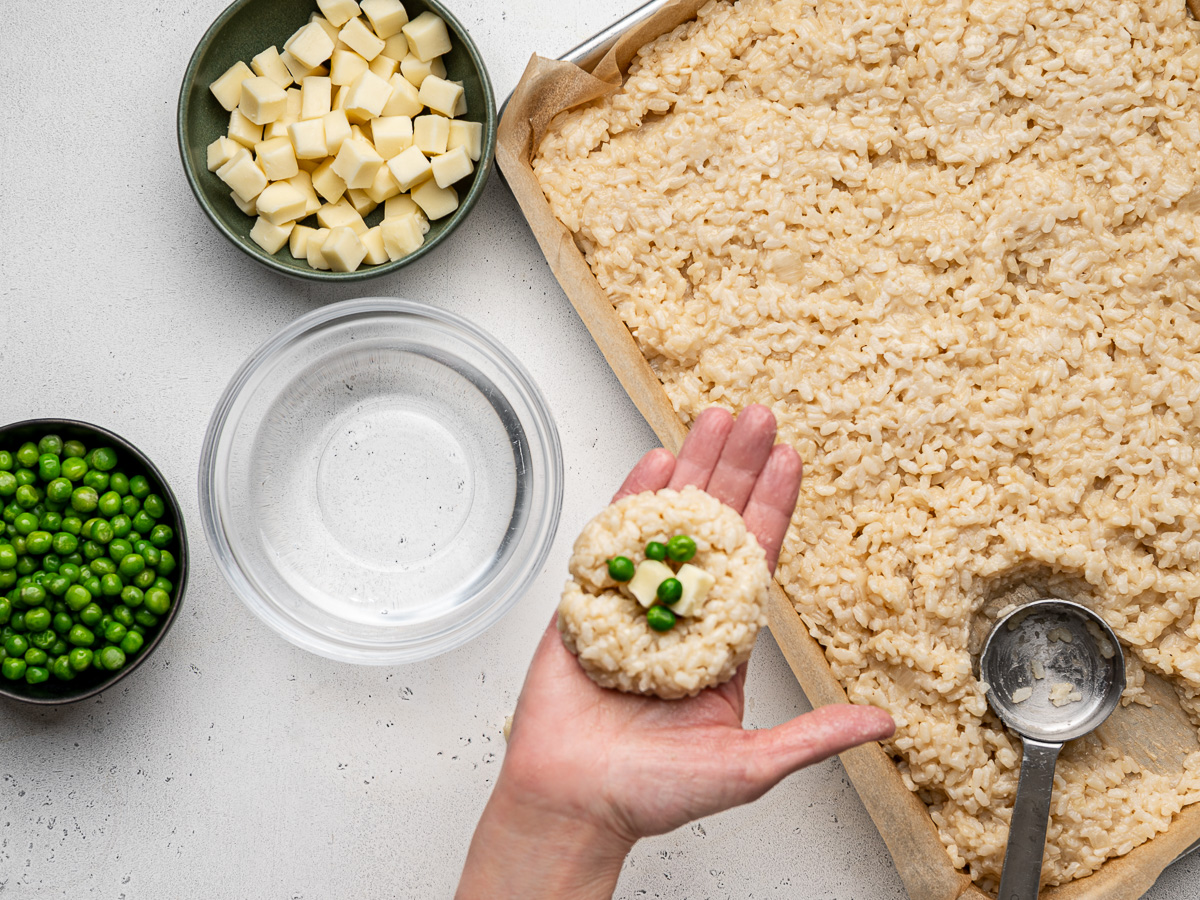 Filling rice with cheese and green peas.