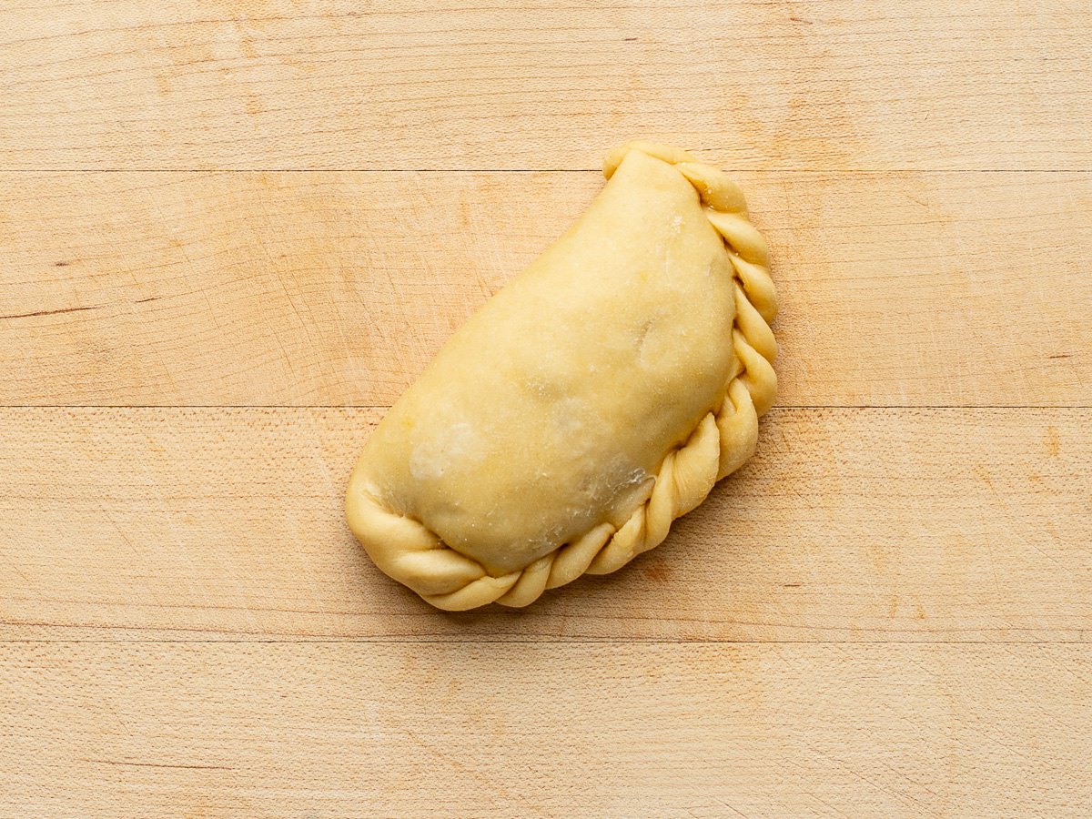 Showing one empanada with rope seal.